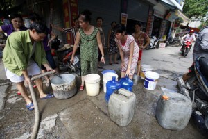 Thiếu nước sinh hoạt do vỡ đường ống nước sông Đà